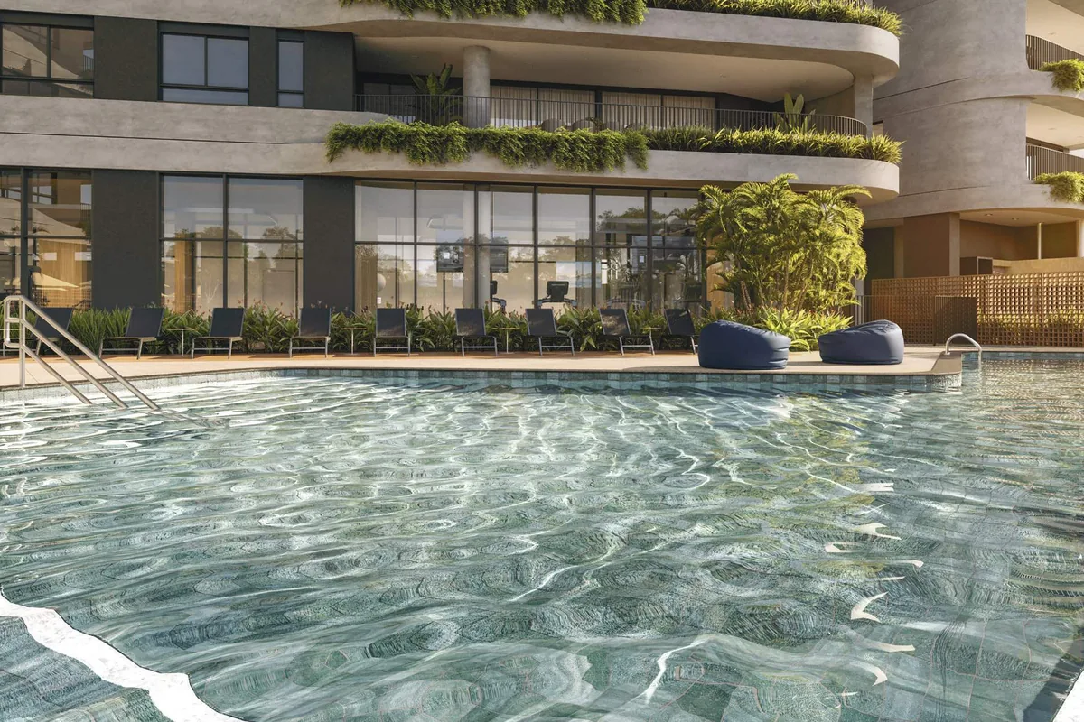 Piscina adulto descoberta do Acervo Residences, com solário no paisagismo da Tagu