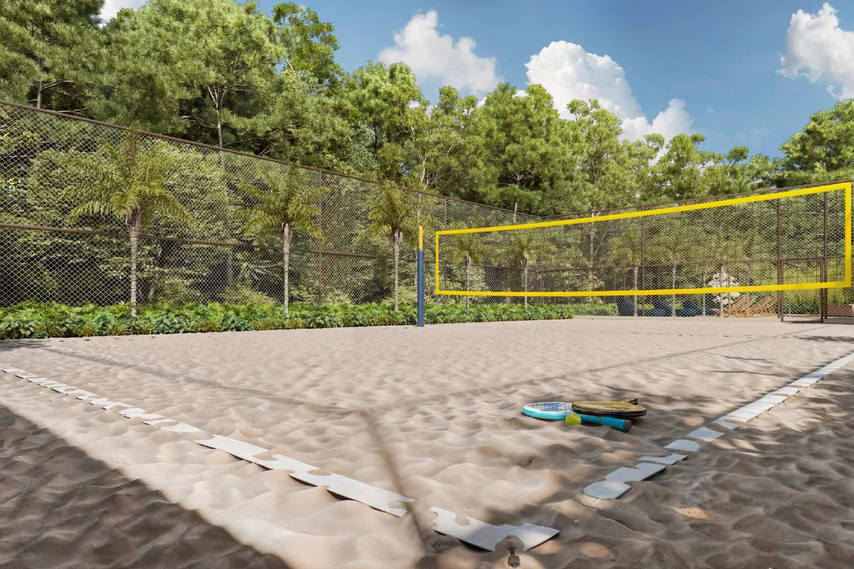 Quadra de beach tennis do Kaá Home Boutique, em areia, junto à mata