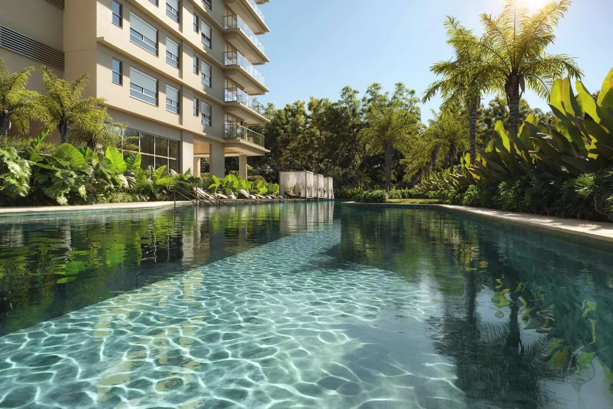 Piscina aquecida do Kaá Home Boutique, no térreo, cercada pelo paisagismo