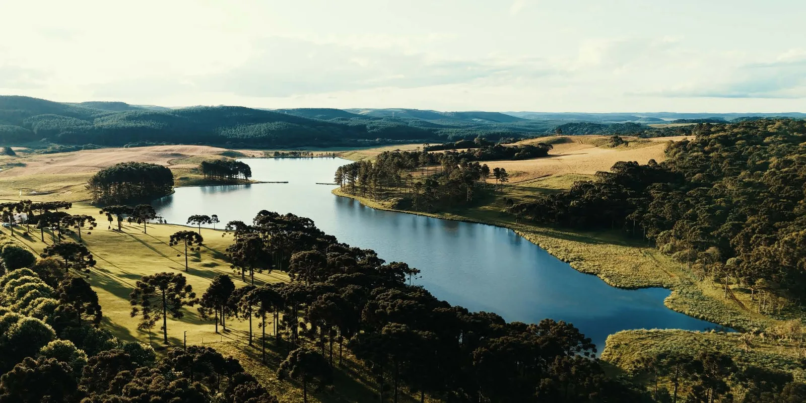 Vista aérea do Villaggio Grando Residence & Resort com vinhedos e lago em Água Doce, SC